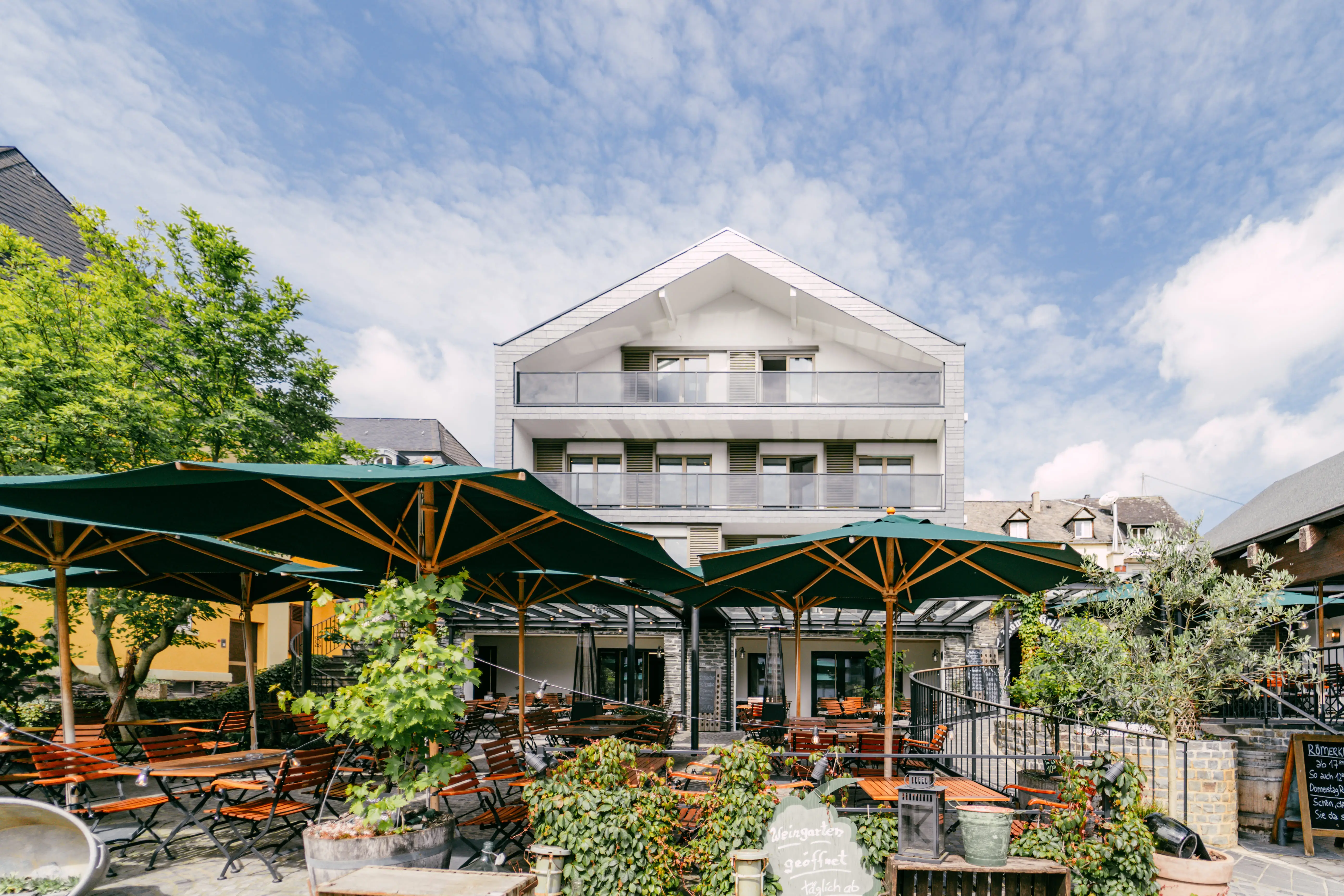 Terrasse des Restaurants Römerkeller mit Blick auf das Gästehaus in Kröv
