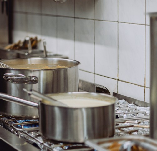 Frisch zubereitete Soßen und Suppen in der Küche des Restaurants Römerkeller in Kröv