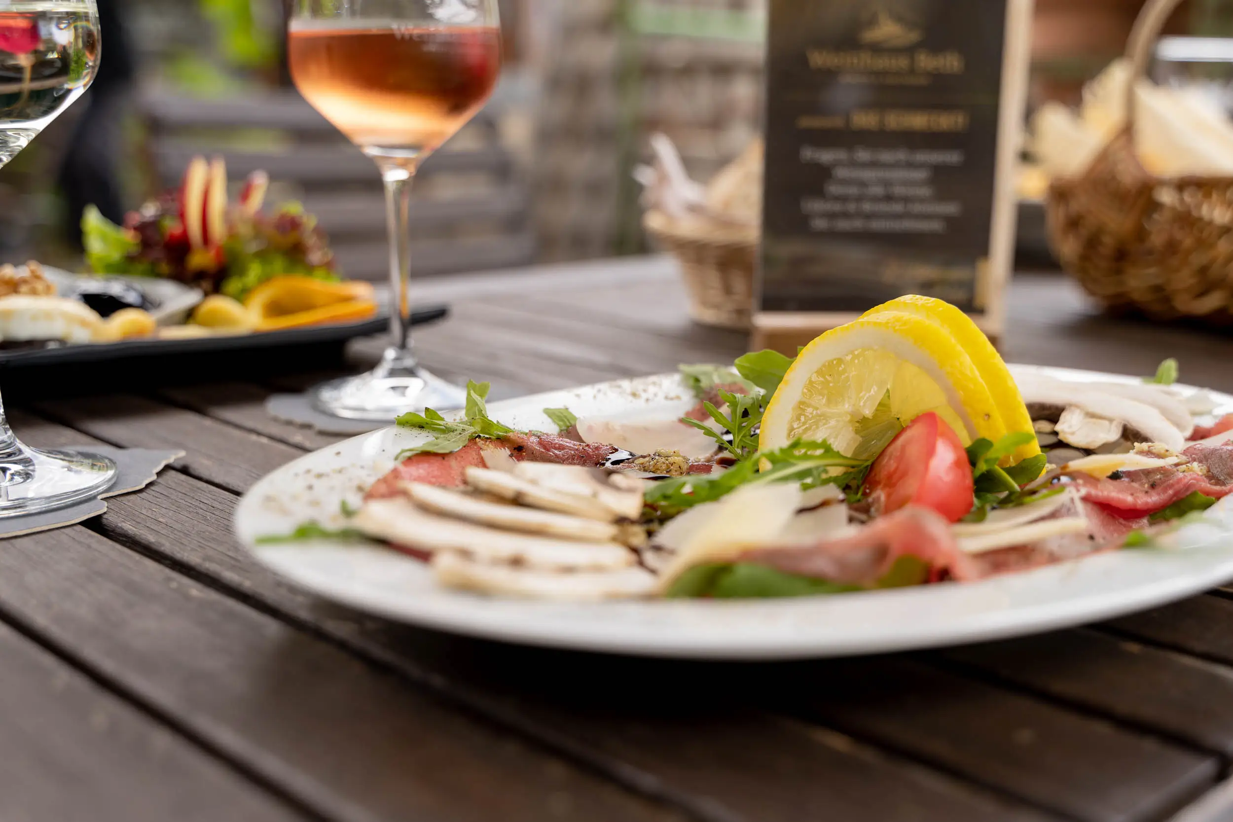 Frisches Carpaccio im Sommer mit Moselwein vom Weinhaus Beth im Römerkeller in Kröv