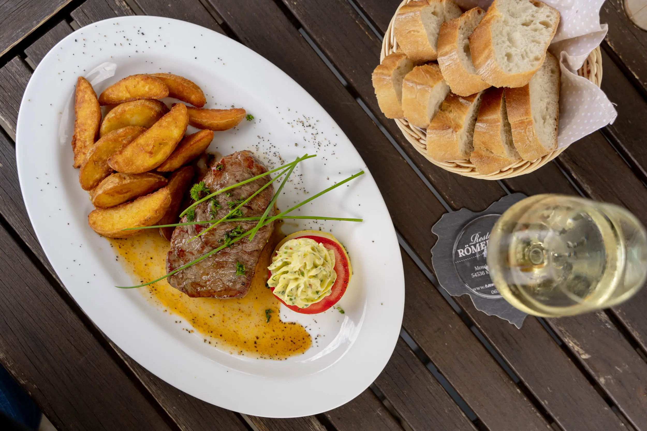 Rumpsteak mit Weißburgunder vom Weinhaus Beth im Sommer an der Mosel